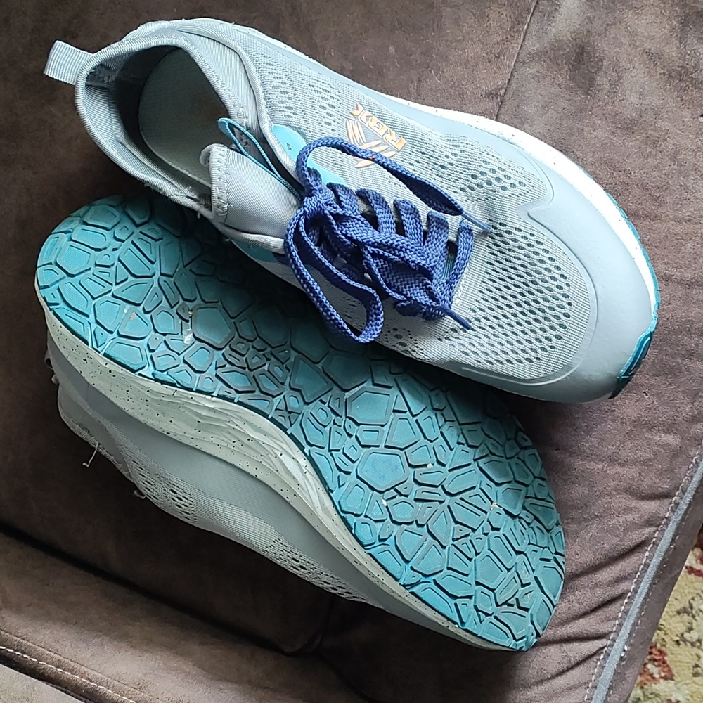 Sneaker - Picture 2 of 4